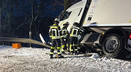 Ein Lkw hängt nach einem Unfall an der B300 bei Aiglsbach seitlich in der Böschung. In Bayern gingen witterungsbedingte Unfälle am Wochenende weitgehend glimpflich aus. / Foto: Schmelzer/vifogra/dpa