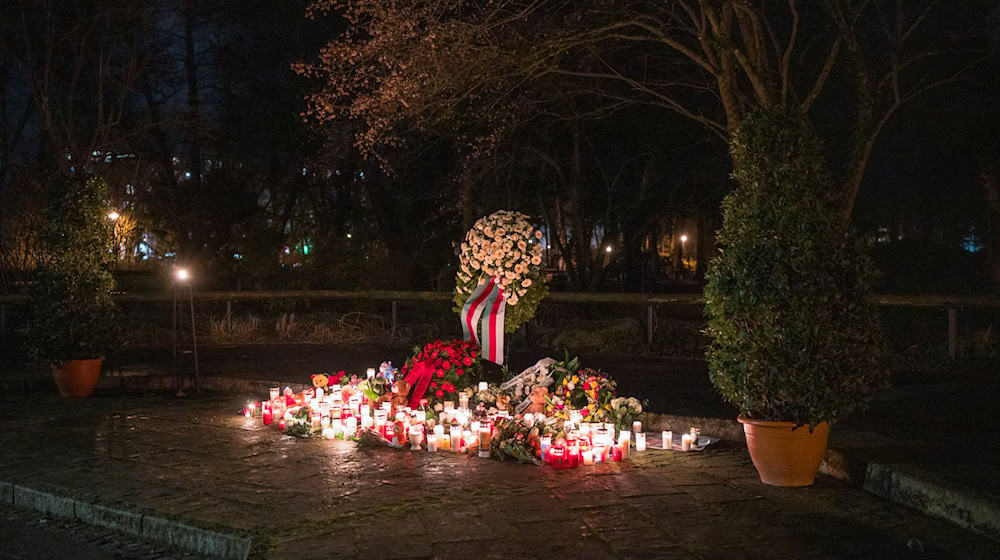 Mit Kerzen und Blumen wird an die Opfer erinnert. / Foto: Daniel Vogl/dpa