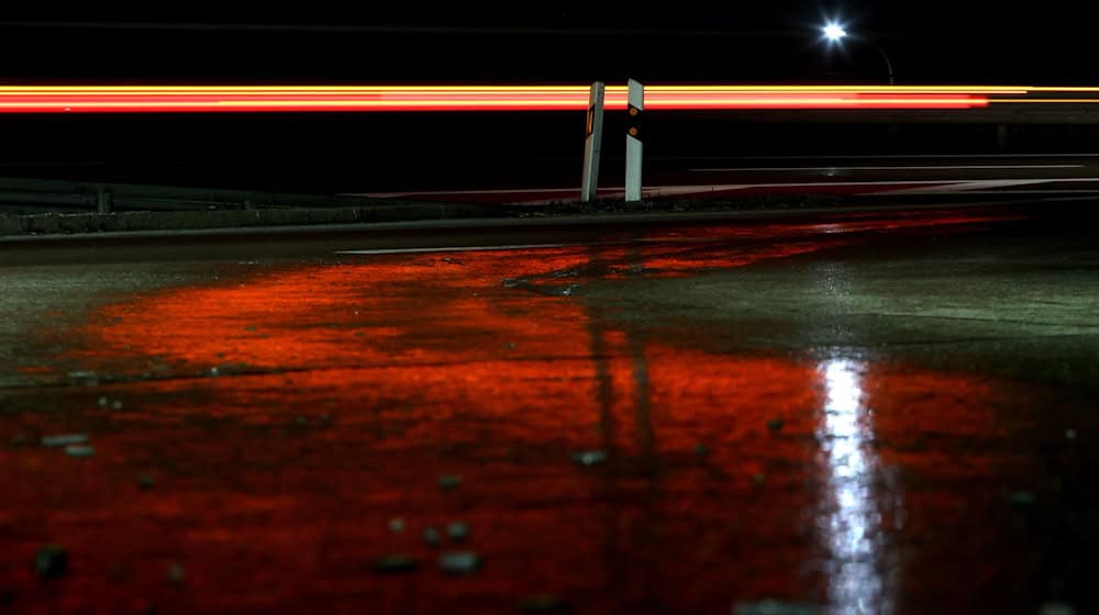 Glättegefahr: Zur Wochenmitte sollten Verkehrsteilnehmer in Bayern vorsichtig sein. (Archivbild) / Foto: Karl-Josef Hildenbrand/dpa