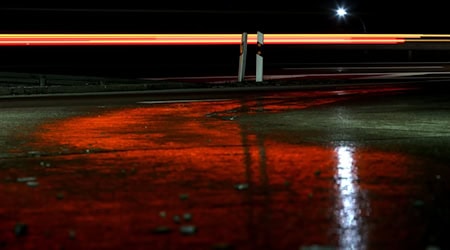 Glättegefahr: Zur Wochenmitte sollten Verkehrsteilnehmer in Bayern vorsichtig sein. (Archivbild) / Foto: Karl-Josef Hildenbrand/dpa