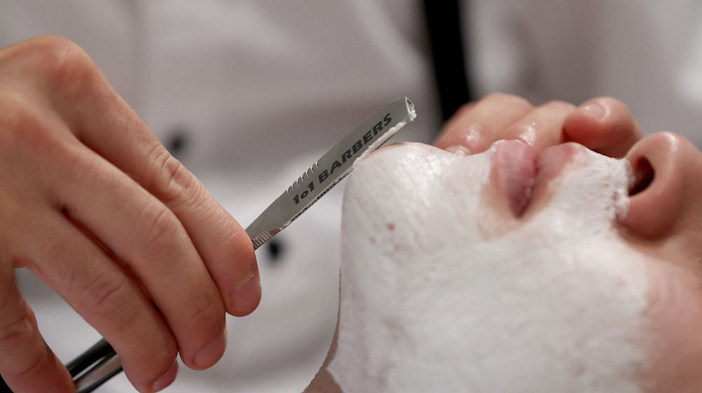 Sie sind Profis für Bärte: Barber. (Archivbild) / Foto: Daniel Karmann/dpa