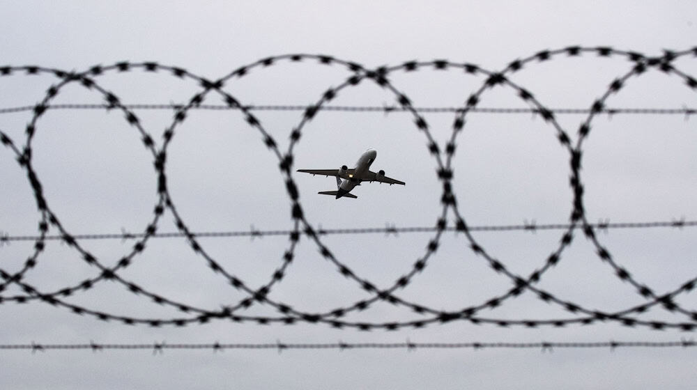 Bis Ende November wurden mehr als 2.700 Menschen aus dem Freistaat abgeschoben. (Symbolbild) / Foto: Julian Stratenschulte/dpa