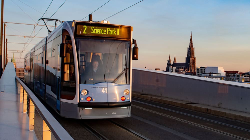 Das Mädchen wird bei dem Zusammenstoß mit der Straßenbahn verletzt. (Symbolbild) / Foto: Stefan Puchner/dpa