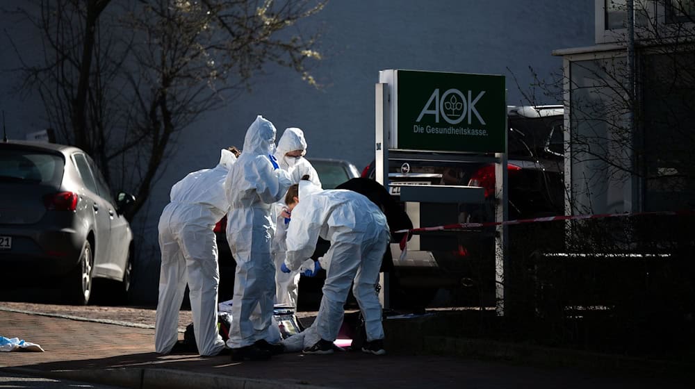 Polizeibeamte arbeiten an der Stelle, an der ein Passant kurz zuvor den toten entdeckt hatte. (Archivfoto)  / Foto: Lukas Barth/dpa