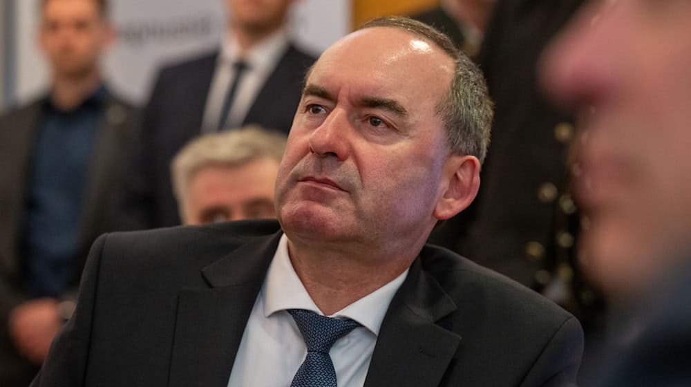 Enttäuschung über die ersten Prognosen bei den Freien Wählern und Parteichef Hubert Aiwanger. / Foto: Armin Weigel/dpa