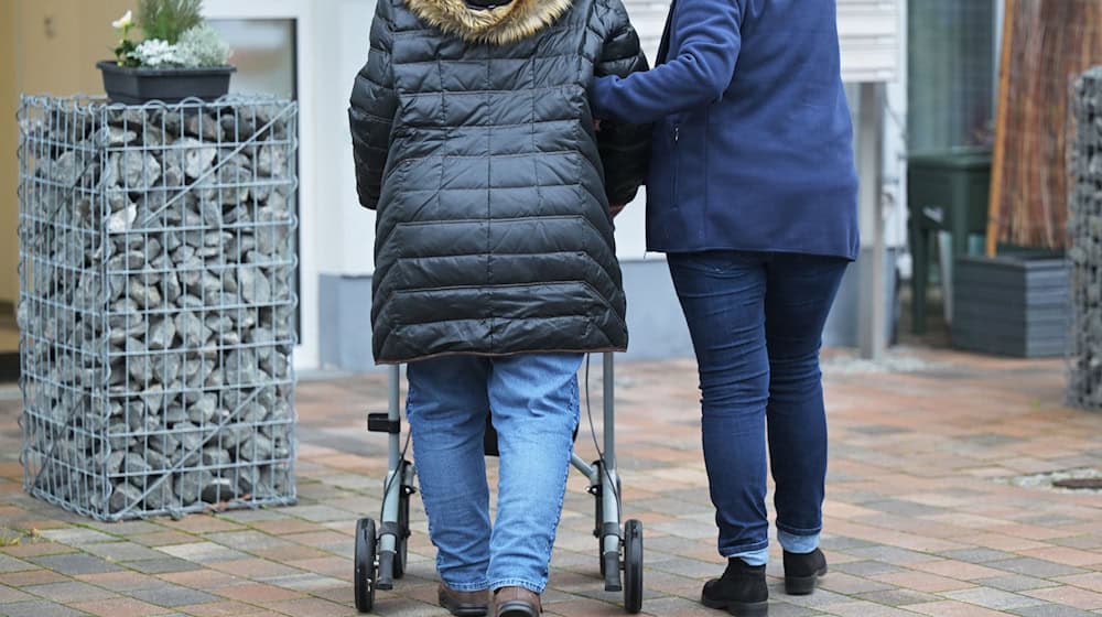 Für die Pflege- und Krankenkassen soll laut Anklage ein Schaden von 446.000 Euro entstanden sein. (Symbolbild) / Foto: Michael Bahlo/dpa