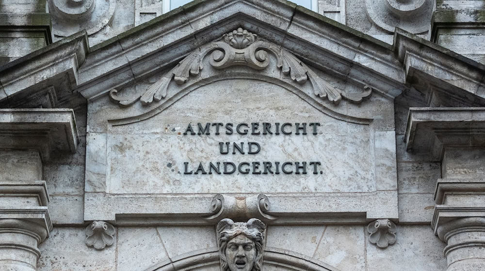 Weil er seine Ehefrau aus dem Fenster gestürzt haben soll, ist ein Mann wegen versuchten Mordes angeklagt worden. (Archivfoto) / Foto: Armin Weigel/dpa