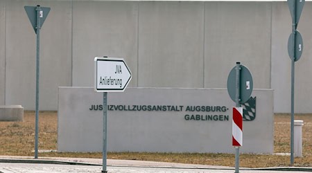 Der Eingangsbereich der Justizvollzugsanstalt (JVA) in Gablingen bei Augsburg. Die bundesweite Anti-Folter-Kommission hat nun einen neuen, umfassenden Bericht über das umstrittene Gefängnis vorgelegt. (Archivbild) / Foto: Karl-Josef Hildenbrand/dpa