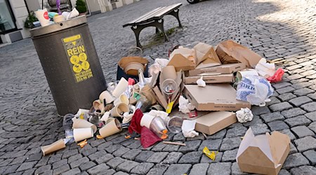 Solche Müllansammlungen in der Innenstadt soll eine kommunale Verpackungssteuer zurückdrängen. Bayerische Städte stehen der Steuer bislang zurückhaltend gegenüber. (Archivbild) / Foto: Peter Kneffel/dpa