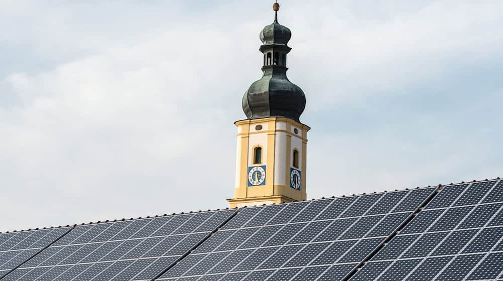 So sollte es nach dem Plan der Staatsregierung bis 2025 auf allen geeigneten staatlichen Dächern aussehen: Solarmodule produzieren klimafreundlichen Strom. (Archivbild) / Foto: picture alliance / dpa