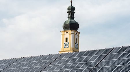 So sollte es nach dem Plan der Staatsregierung bis 2025 auf allen geeigneten staatlichen Dächern aussehen: Solarmodule produzieren klimafreundlichen Strom. (Archivbild) / Foto: picture alliance / dpa