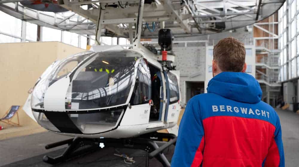 Im Bergwacht-Zentrum für Sicherheit und Ausbildung steht ein Mitglied der Bergwacht Bayern vor einem Hubschrauber-Modell. (Archivbild) / Foto: Magdalena Henkel/dpa