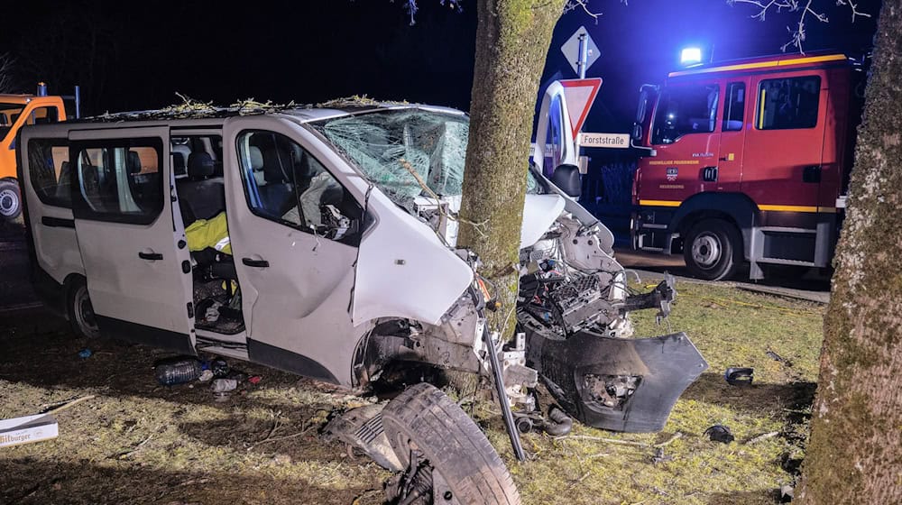 Der Fahrer wurde bei dem Unfall schwer verletzt. / Foto: Ferdinand Merzbach/News5/dpa