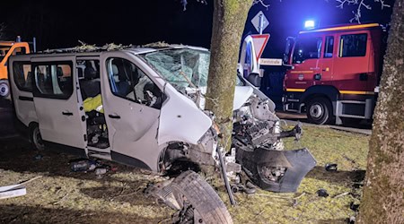 Der Fahrer wurde bei dem Unfall schwer verletzt. / Foto: Ferdinand Merzbach/News5/dpa