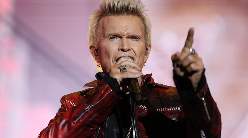 Tritt im Juni auf dem Königsplatz auf: Billy Idol. (Archivbild) / Foto: Ginnette Riquelme/AP/dpa