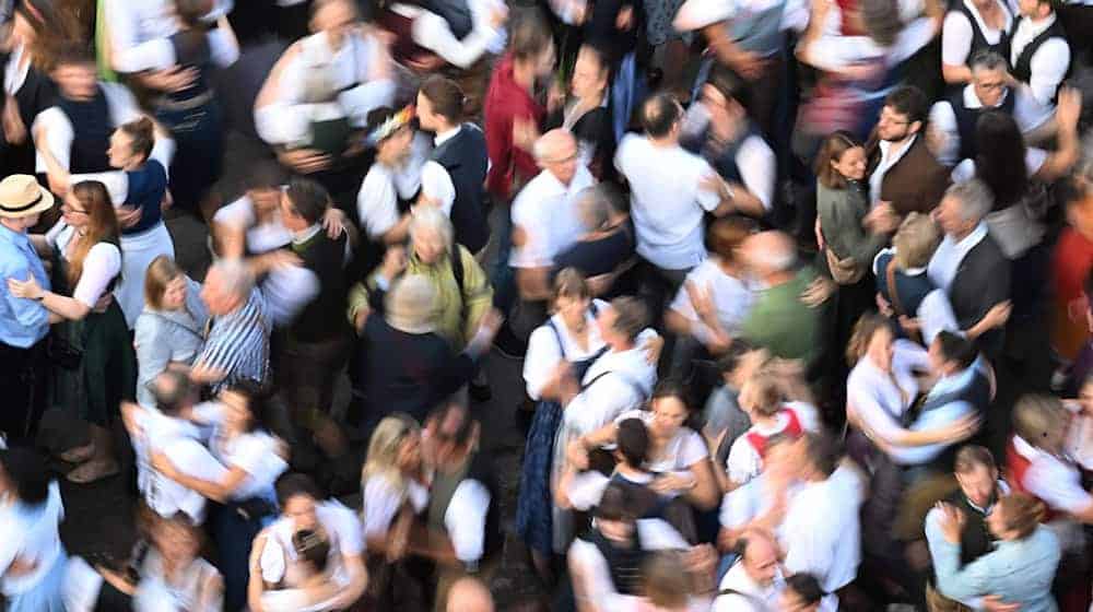 Beim Brechtfestival in Augsburg stehen in diesem Jahr mehrere Tanzwettbewerbe auf dem Programm, unter anderem ein zweitägiger Marathontanz. Auch ein Ableger des Volkstanzfestes Kocherlball am Chinesischen Turm in München ist geplant. (Archivfoto) / Foto: Felix Hörhager/dpa