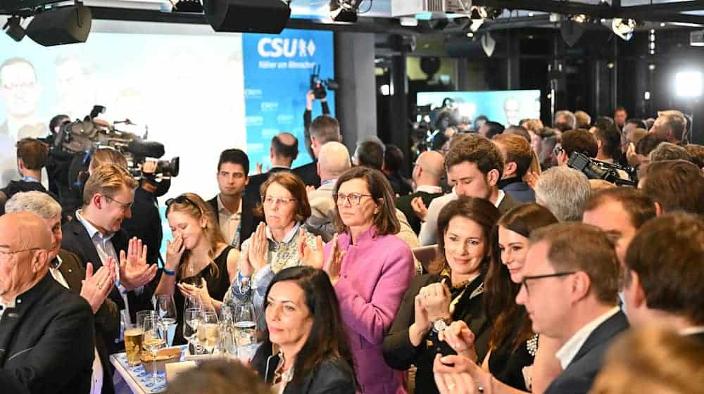 Die CSU feiert das Wahlergebnis als klaren Regierungsauftrag. / Foto: Lukas Barth/dpa