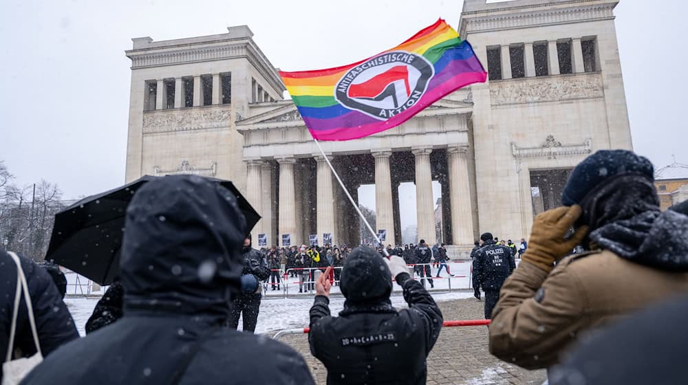 Die Polizei hielt die Teilnehmer der beiden Demonstrationen auf Abstand. / Foto: Pia Bayer/dpa