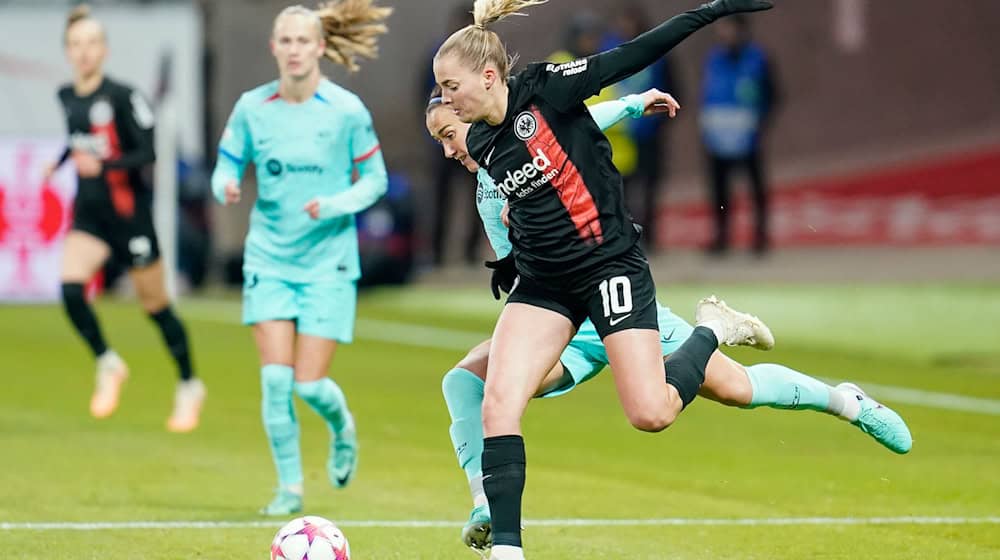 Die Fußballerinnen von Eintracht Frankfurt um Laura Freigang (vorne) spielen gegen den FC Bayern München im großen Stadion. / Foto: Uwe Anspach/dpa