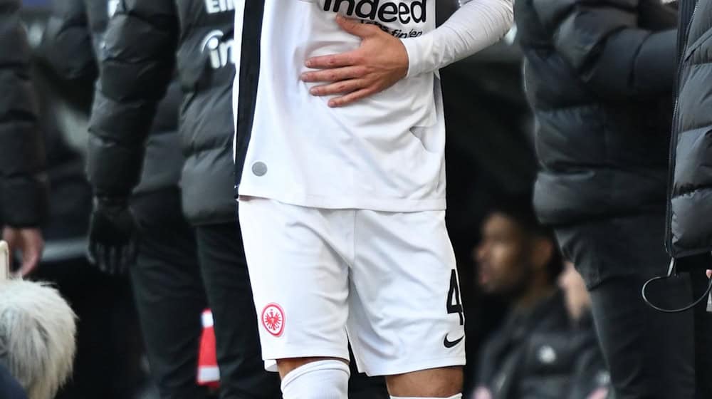 Robin Koch fehlt Eintracht Frankfurt auch im Bundesliga-Topspiel beim FC Bayern München. / Foto: Arne Dedert/dpa