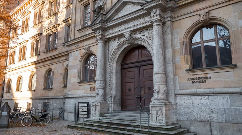 Das Oberlandesgericht Bamberg prüft derzeit die mögliche Verlängerung des Haftbefehls gegen einen Mordverdächtigen aus Oberfranken. / Foto: Daniel Vogl/dpa