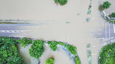 Der Hochwasserschutz in Bayern muss weiter verbessert werden, fordern Experten. (Archivbild) / Foto: Jason Tschepljakow/dpa