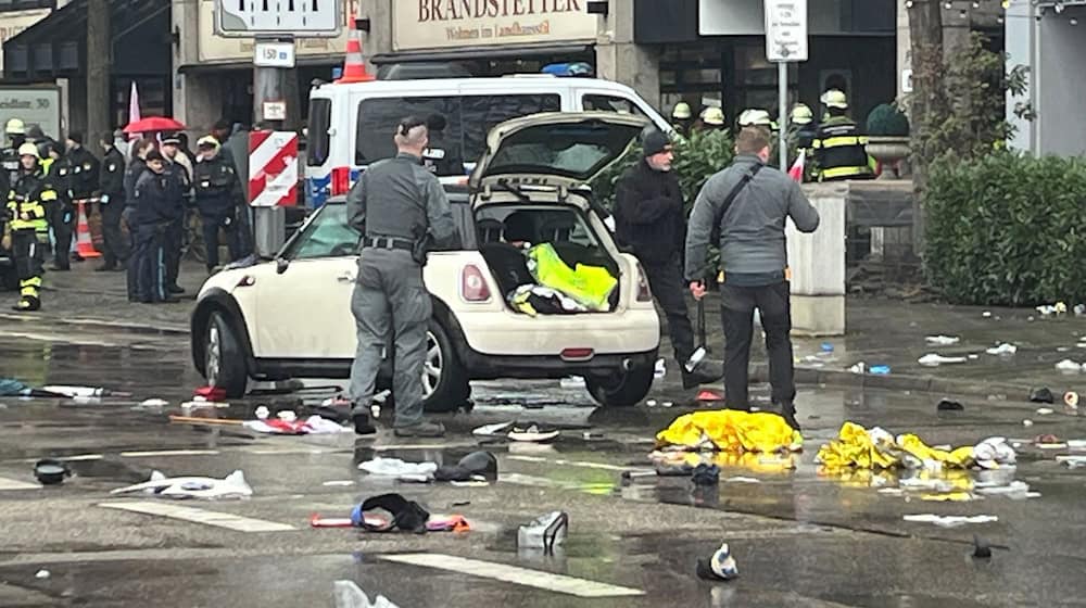 Trümmer liegen auf der Straße verteilt. / Foto: Christoph Trost/dpa