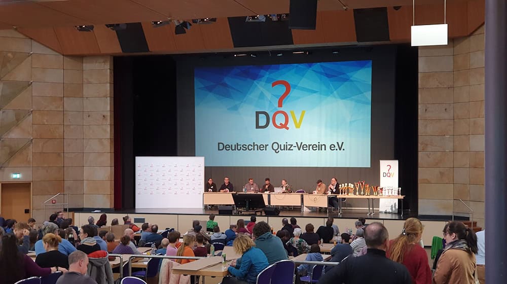 500 Quiz-Begeisterte zerbrechen sich in der Stadthalle den Kopf, um in einer der Wettkämpfe einen Meistertitel zu gewinnen. / Foto: -/Deutscher Quiz-Verein/dpa