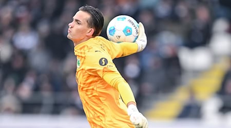 Ist für das Gastspiel in Düsseldorf fraglich: Fürth-Torhüter Nahuel Noll. / Foto: Harry Langer/dpa