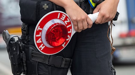 Laut Polizei machte der Autofahrer kurz vor der Kontrollstelle kehrt. (Symbolbild) / Foto: Peter Kneffel/dpa