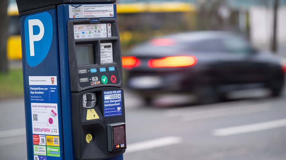 Die Polizei warnt vor den falschen Codes auf Parkautomaten. (Symbolbild) / Foto: Monika Skolimowska/dpa/dpa-tmn