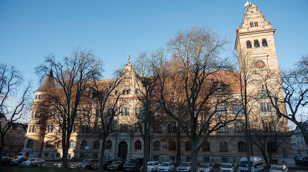 Ein Jäger erschießt grundlos einen Hund und erhält dafür eine Haftstrafe - die Entscheidung des Landgerichts Bamberg hat nun Bestand. (Archivbild) / Foto: Daniel Vogl/dpa