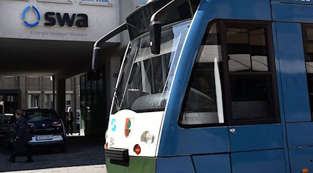 Die beiden Jugendlichen fuhren außen an der Straßenbahn mit. (Archvibild) / Foto: picture alliance / Stefan Puchner/dpa