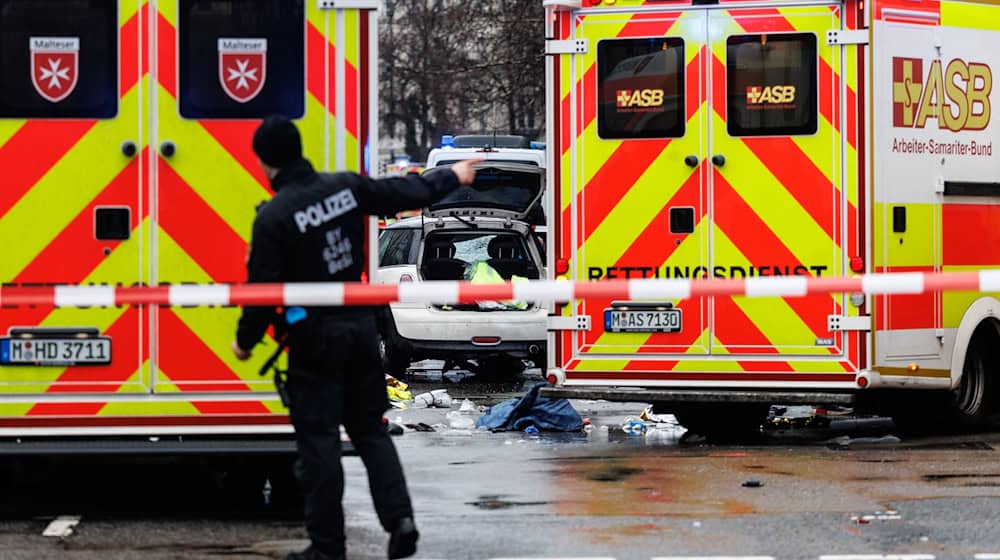 Mehrere Menschen werden verletzt in Münchner Krankenhäuser gebracht.  / Foto: Matthias Balk/dpa