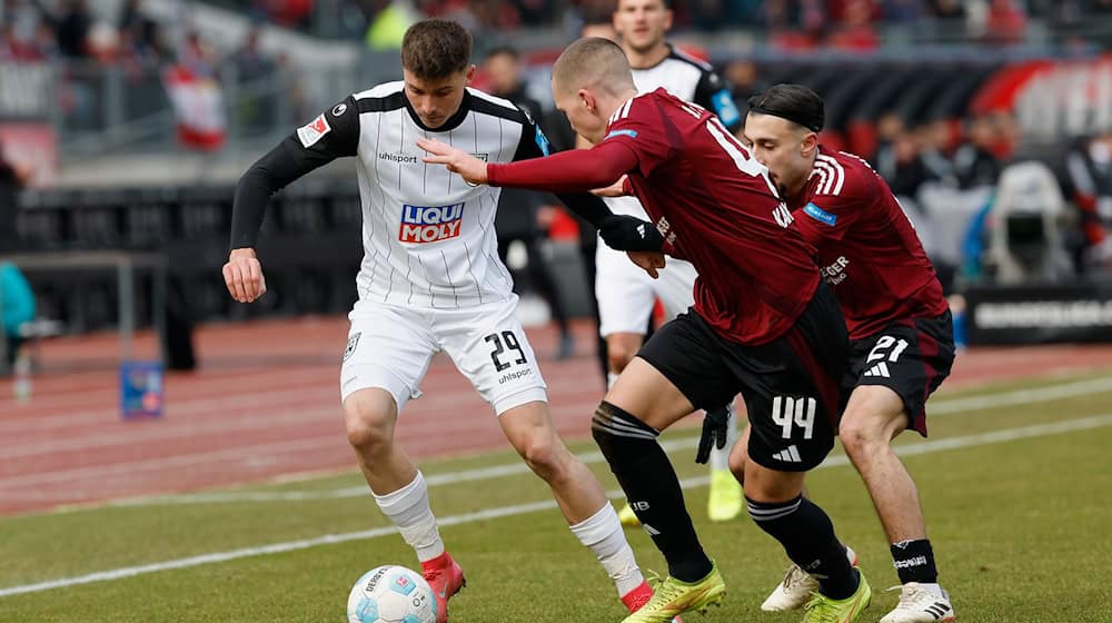 Kampf um den Ball: Ulms Semir Telalovic (l) gegen die Nürnberger Ondrej Karafiat (M) und Berkay Yilmaz. / Foto: Heiko Becker/dpa