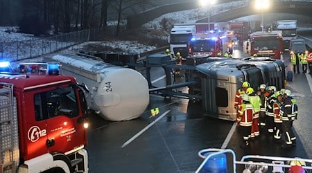 Die Feuerwehr hat den Lastwagen mit Seilwinden zur Seite gezogen.  / Foto: Ralf Hettler/dpa