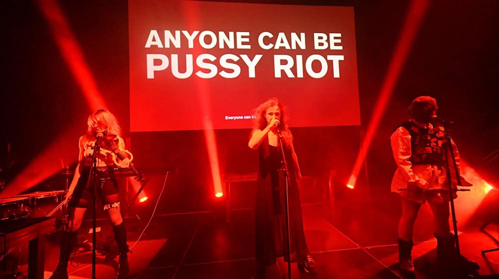 Das Künstlerkollektiv Pussy Riot hat in München eine Neuauflage seiner Show «Riot Days» vorgestellt.   / Foto: Felix Hörhager/dpa