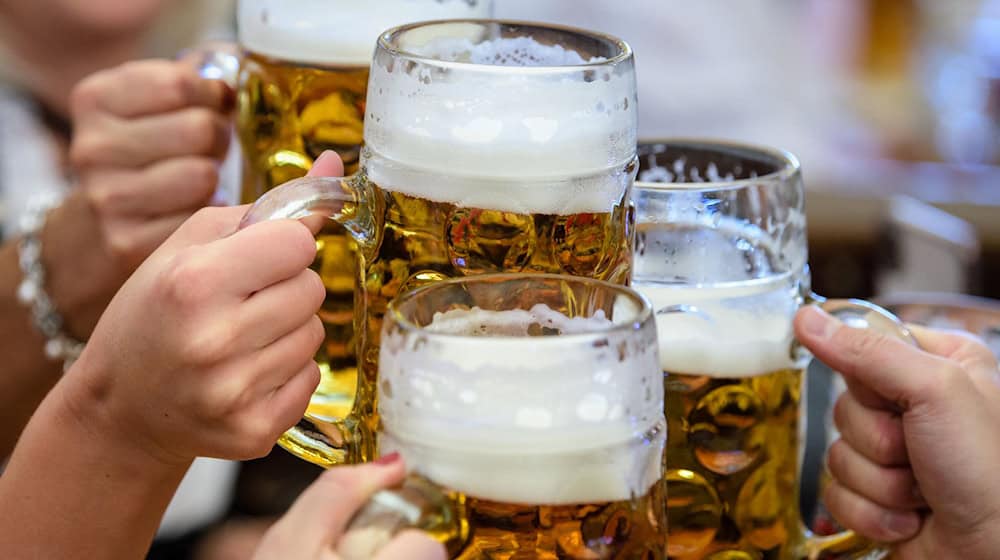 Bayerisches Bier - hier auf dem Oktoberfest - verkaufte sich vergangenes Jahr wieder besser. (Archivbild) / Foto: Matthias Balk/dpa