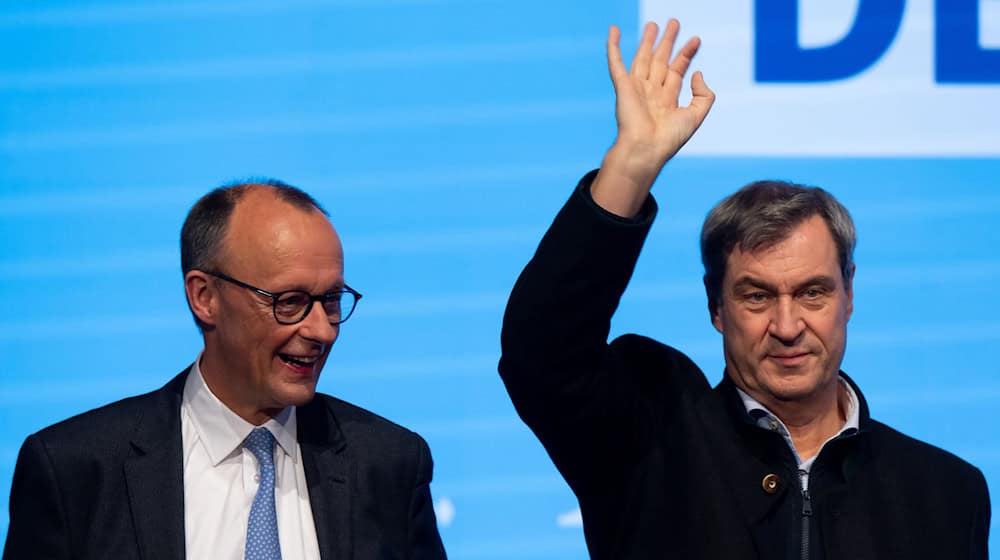 Es war ein kurzer Wahlkampf, aber kein langweiliger. Einen Tag vor dem Wahlsonntag demonstrieren die Vorsitzenden von CDU und CSU, Friedrich Merz und Markus Söder, noch einmal ihre Einigkeit. Was nach der Wahl kommt, steht auf einem anderen Blatt. / Foto: Sven Hoppe/dpa