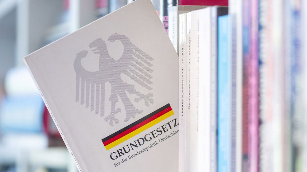 Zentrale Werte als Grundlage: das Grundgesetz der Bundesrepublik. (Archivbild) / Foto: Hendrik Schmidt/dpa