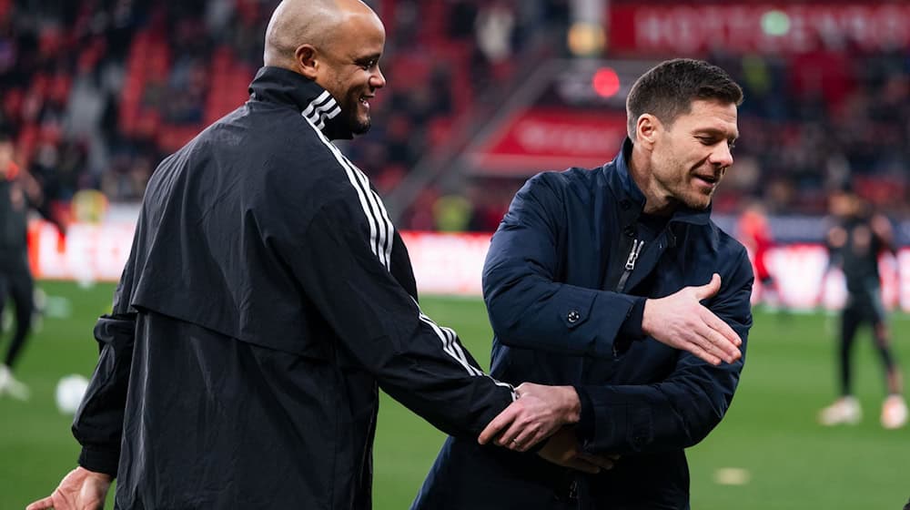 Leverkusen-Coach Alonso will seinem Kollegen Vincent Kompany noch nicht zum Titel gratulieren.  / Foto: Marius Becker/dpa