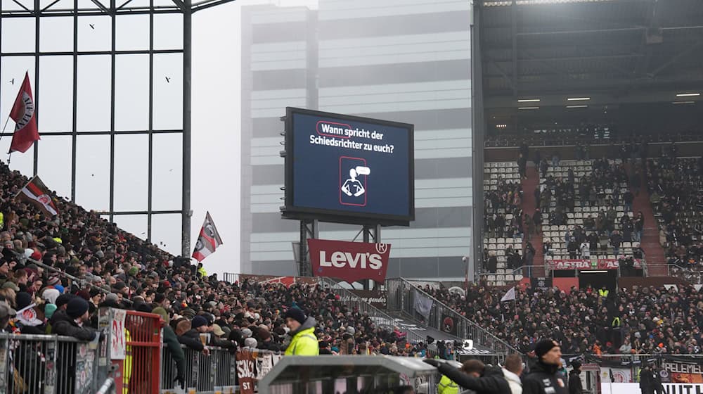 Bei der Bundesliga-Partie zwischen dem FC St. Pauli und dem FC Augsburg hat es nach dem Spiel auf der Haupttribüne noch einen Notarzteinsatz gegeben.  / Foto: Marcus Brandt/dpa