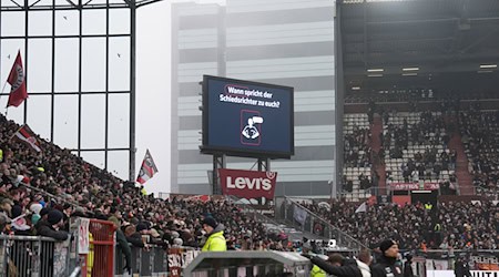 Bei der Bundesliga-Partie zwischen dem FC St. Pauli und dem FC Augsburg hat es nach dem Spiel auf der Haupttribüne noch einen Notarzteinsatz gegeben.  / Foto: Marcus Brandt/dpa