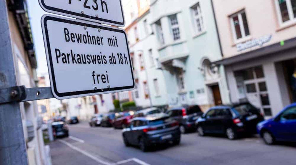 Mehr als 30,70 Euro pro Jahr dürfen bayerische Kommunen nicht für Anwohnerparkausweise verlangen. (Archivbild) / Foto: Philipp von Ditfurth/dpa