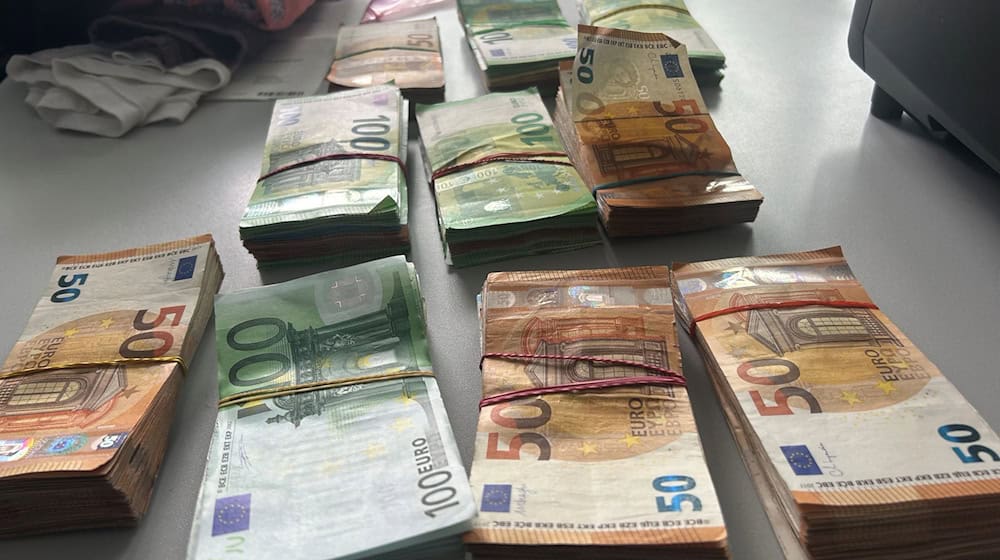 Schleierfahnder in Niederbayern haben die Banknoten im Wert von mehr als 100.000 Euro bei der Kontrolle eines Autos in einem Rucksack gefunden. / Foto: -/Fahndungskontrollgruppe Deggendorf/dpa