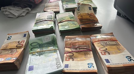 Schleierfahnder in Niederbayern haben die Banknoten im Wert von mehr als 100.000 Euro bei der Kontrolle eines Autos in einem Rucksack gefunden. / Foto: -/Fahndungskontrollgruppe Deggendorf/dpa