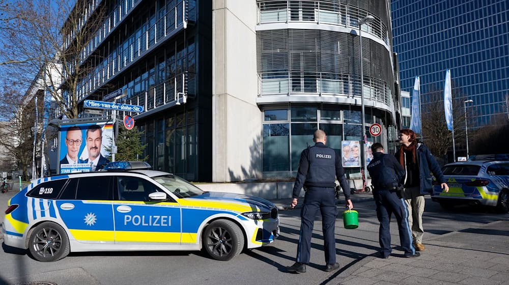 Wegen der Protestaktion waren mehrere Polizeistreifen an der CSU-Parteizentrale im Einsatz. / Foto: Sven Hoppe/dpa