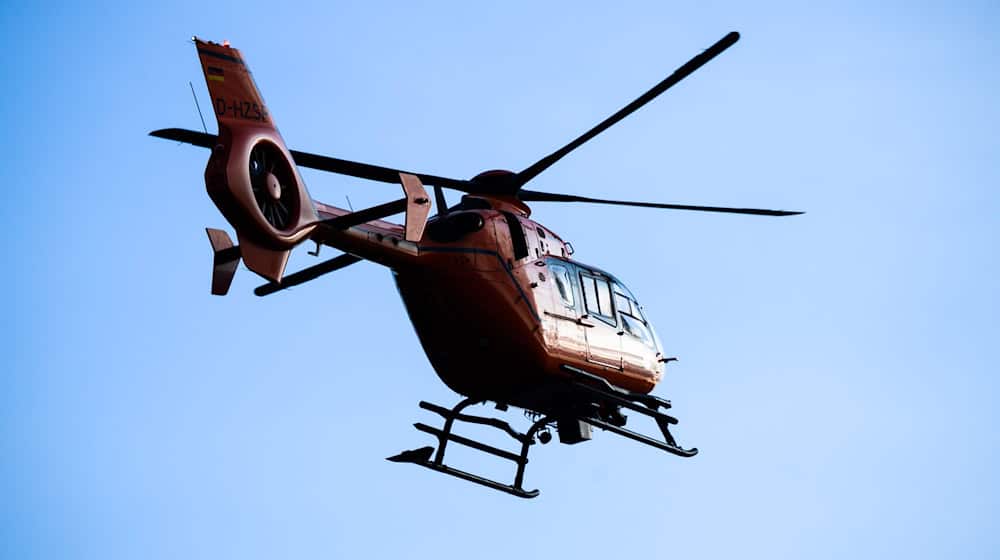 Mit einem Rettungshubschrauber wurde die Frau in ein Krankenhaus gebracht. (Symbolbild) / Foto: Julian Stratenschulte/dpa