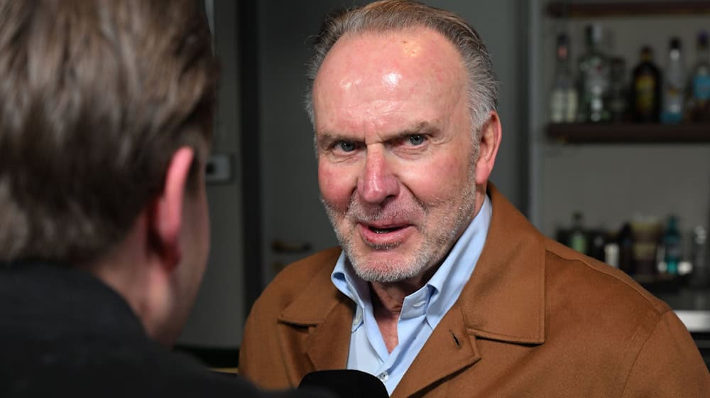 Ex-Bayern-Chef Karl-Heinz Rummenigge heizt das Champions-League-Duell mit Bayer Leverkusen schon mal verbal an.  / Foto: Felix Hörhager/dpa