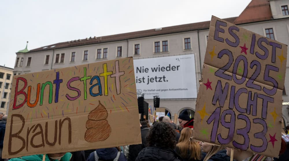 In Augsburg demonstrierten Menschen für Demokratie. / Foto: Stefan Puchner/dpa